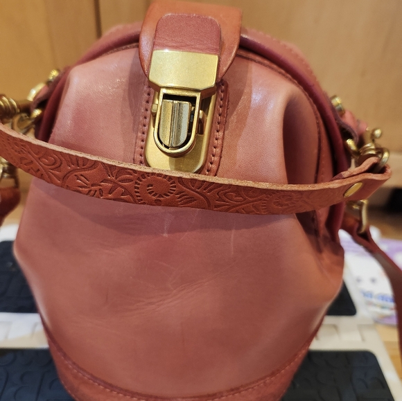 Old Trend Leather Handbag and Crossbody - Picture 5 of 5